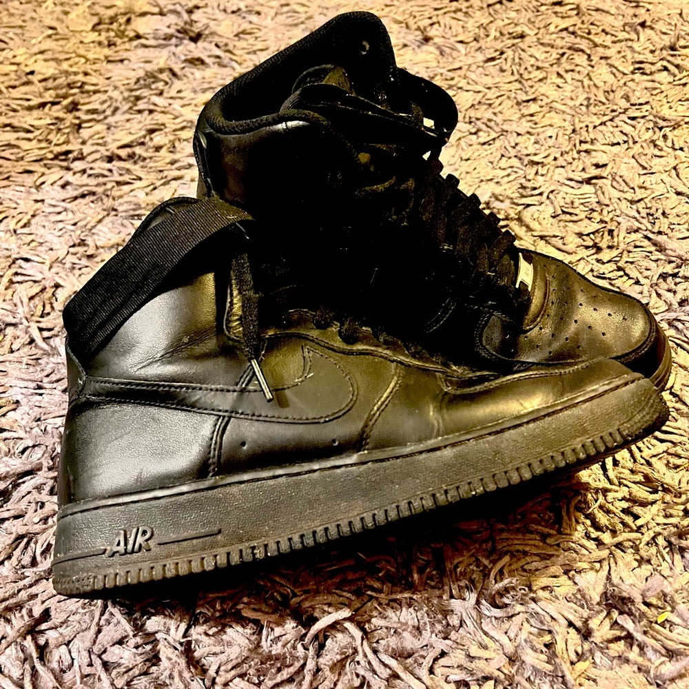 Nike Air Force 1 Mid '07
Size 11.5 Medium height, BLACK
